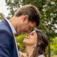 Très bonne communication avec Manyue.Elle est arrivée à l`heure et accompagnée d`un autre photographe. Très belles photo merci! ---Laura