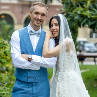 Très bien. Arrivée à l`heure, même en avance. Avec un collègue alors que c`était ma prévue. Très professionnel, ils m`ont fait de très belles photos et ils était très sympas en plus. je recommande à 100 pour 100.